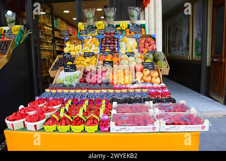 Paris, Frankreich 21. März 2024: Auswahl frischer Früchte an einem Obststand auf dem Straßenmarkt in Paris Frankreich Stockfoto