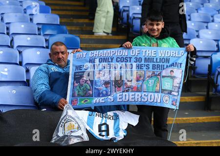 Selhurst Park, Selhurst, London, Großbritannien. April 2024. Premier League Football, Crystal Palace gegen Manchester City; Ein Manchester City-Fan zeigt seine Unterstützung für Torhüter Ederson. Beschreibung: Action Plus Sports/Alamy Live News Stockfoto