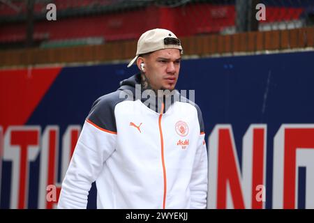 Selhurst Park, Selhurst, London, Großbritannien. April 2024. Premier League Football, Crystal Palace gegen Manchester City; Torhüter Ederson aus Manchester City kommt vor dem Spiel ins Stadion. Beschreibung: Action Plus Sports/Alamy Live News Stockfoto