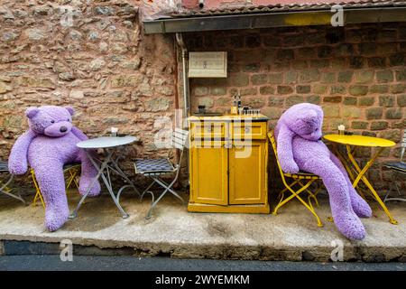 Zwei lila Teddybären schlüpfen in einer Bar in Istanbul, Türkei Stockfoto