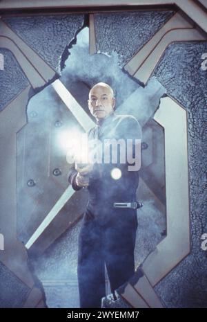 PATRICK STEWART als Captain Jean-Luc Picard in STAR TREK : NEMESIS 2002 Regisseur STUART BAIRD Fernsehserie Gene Roddenberry Story John Logan Rick Berman und Brent Spiner Drehbuch John Logan Musik Jerry Goldsmith Kostümdesign Bob Ringwood Produktionsdesign Herman Zimmerman Paramount Pictures Stockfoto