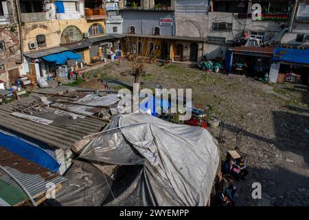 Einige einfache Geschäfte in einem heruntergekommenen Innenhof in Istanbul, Türkei Stockfoto