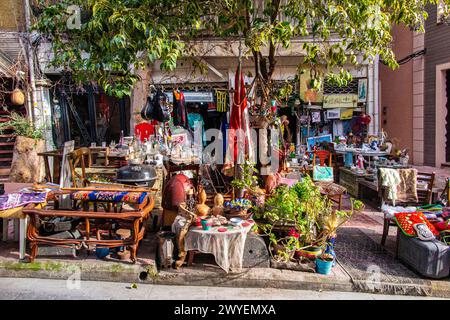 Ein Antiquitätenladen in einer Istanbul Straße in der Altstadt, Türkei Stockfoto