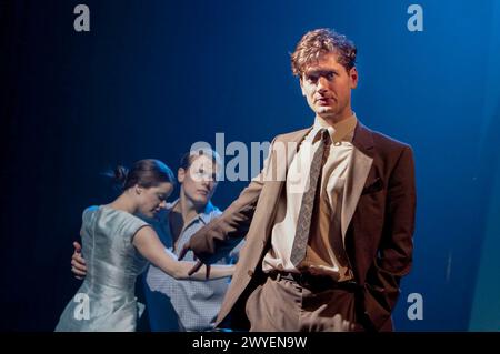 l-r: Michelle Ryan (Marge Sherwood), Sam Heughan (Richard Greenleaf), Kyle Soller (Tom Ripley) im TALENTIERTEN MR RIPLEY von Phyllis Nagy im Theatre Royal, Royal & Derngate, Northampton, England 21/09/2010 aus dem Roman von Patricia Highsmith Design: Hannah Clark Beleuchtung: Anna Watson Regie: Raz Shaw Stockfoto