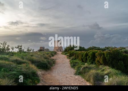 Mellieha, Malta - 27. Dezember 2021: Weg zum Għajn Tuffieħa-Turm, dem zweiten zu errichtenden Lascaris-Turm, wurde 1637 n. Chr. fertiggestellt. Stockfoto