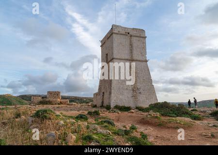 Mellieha, Malta - 27. Dezember 2021: Der Għajn Tuffieħa-Turm war der zweite Lascaris-Turm, der 1637 n. Chr. gebaut und fertiggestellt wurde. Stockfoto