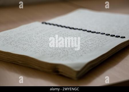 Eine Nahaufnahme eines Buches in brailleschrift, Disability Concept Stockfoto