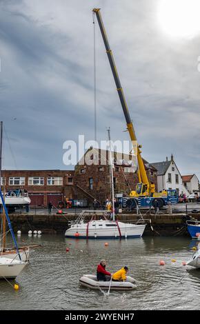 North Berwick Harbour, East Lothian, Schottland, Großbritannien, 6. April 2024. Yachten ins Wasser: Heute findet die jährliche Veranstaltung statt, bei der ein Kran organisiert wird, um über 20 Segelboote in die Sommersaison zu heben. Quelle: Sally Anderson/Alamy Live News Stockfoto