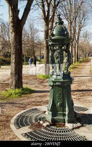 Ein grün bemalter großer Wallace-Brunnen des Foundary Val D'Osne an der Promenade des Champs Elysees, Paris Frankreich Stockfoto
