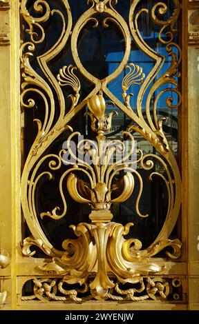 Nahaufnahme Des Details Auf Der Linken Seite Der Verzierten Dekoration Des Goldenen Tors An Der Tür Des Eingangs Des Petit Palais, Paris Frankreich Stockfoto