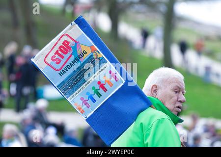 Vejle, Dänemark. April 2024. Teilnehmer mit einem Schild mit der Aufschrift Stop SEA A Credit: Ritzau/Alamy Live News Stockfoto