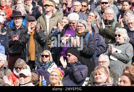 Vejle, Dänemark. April 2024. Teilnehmer beim Happening „Beerdigung für Vejle Fjord“ in Skyttehushaven in Vejle, Dänemark, Samstag, 6. April 2024. Quelle: Ritzau/Alamy Live News Stockfoto