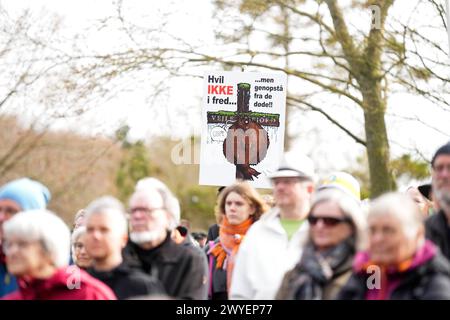 Vejle, Dänemark. April 2024. Teilnehmer beim Happening „Beerdigung für Vejle Fjord“ in Skyttehushaven in Vejle, Dänemark, Samstag, 6. April 2024. Quelle: Ritzau/Alamy Live News Stockfoto