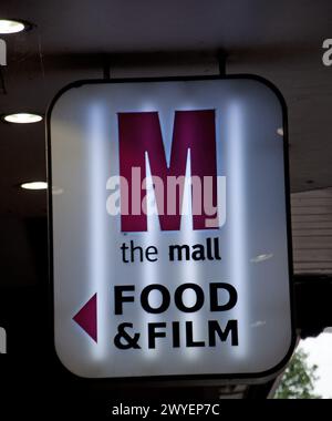 Schild für The Mall - Food and Film , Cheapside, Wood Green High Street, Wood Green, London Borough of Haringey, Greater London, England, United Kingd Stockfoto