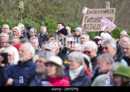 Vejle, Dänemark. April 2024. Teilnehmer beim Happening „Beerdigung für Vejle Fjord“ in Skyttehushaven in Vejle, Dänemark, Samstag, 6. April 2024. Quelle: Ritzau/Alamy Live News Stockfoto