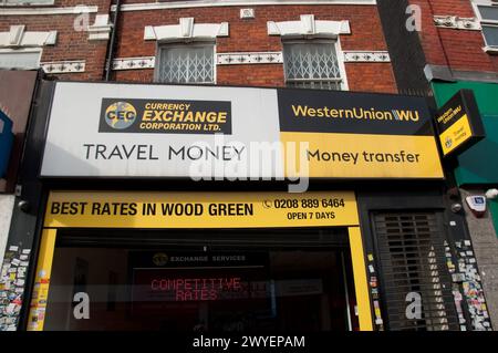 WESTERN Union Shop; Cheapside, Wood Green High Street, Wood Green, London Borough of Haringey, Greater London, England, Vereinigtes Königreich, bietet Trav Stockfoto