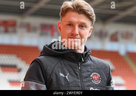 George Byers von Blackpool trifft am 6. April 2024 in Bloomfield Road, Blackpool, United, vor dem Spiel der Sky Bet League 1 gegen Cambridge United ein (Foto: Craig Thomas/News Images) 2024. (Foto: Craig Thomas/News Images/SIPA USA) Credit: SIPA USA/Alamy Live News Stockfoto