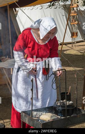 Darsteller aus der Bowlore-Truppe in mittelalterlichen Kostümen in ihrem Lager für die lebende Geschichte im Bishops Palace, Wells, Somerset, England, Großbritannien, 2022 Stockfoto