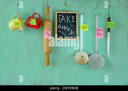 Verschiedene professionelle Küchenutensilien, Klebeaufkleber mit Angeboten und Take Away Schild, Lieferservice Angebot, Essen und Trinken, Gastronomie Geschäft Stockfoto