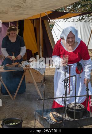 Darsteller aus der Bowlore-Truppe in mittelalterlichen Kostümen in ihrem Lager für die lebende Geschichte im Bishops Palace, Wells, Somerset, England, Großbritannien, 2022 Stockfoto
