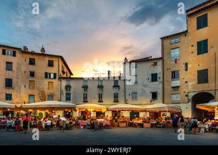 Lucca, Italien - 29. Juli 2023: Schöner farbenfroher Platz - Piazza dell Anfiteatro in Lucca. Toskana, Italien Stockfoto