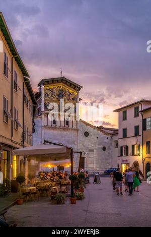 Lucca, Italien - 29. Juli 2023: Die Basilika San Frediano , eine romanische Kirche in Lucca, Italien, befindet sich auf der Piazza San Frediano - Lucca, Toskana, IT Stockfoto