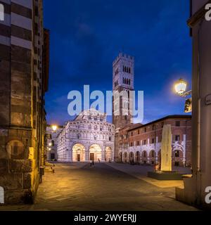 Lucca, Italien - 29. Juli 2023: Romanische Fassade und Glockenturm der Kathedrale St. Martin in Lucca, Toskana. Es enthält das kostbarste Relikt von L Stockfoto