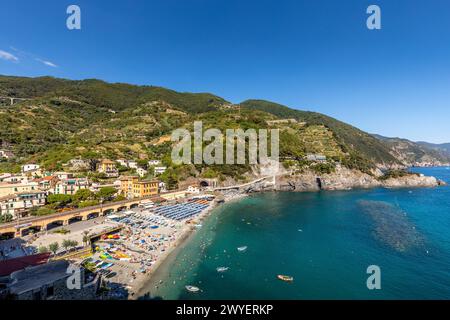 Monterosso, Italien - 31. Juli 2023: Wunderschönes Dorf 'Monterosso al Mare' im berühmten Nationalpark Cinque Terre in Ligurien, Italien. Stockfoto