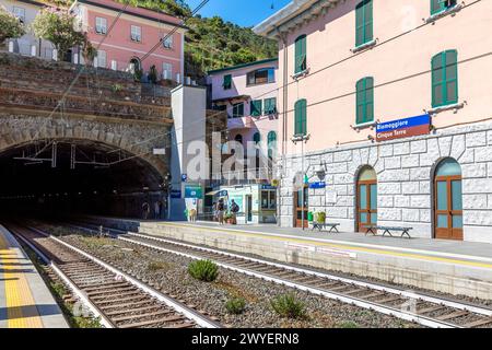 Riomaggiore, Italien - 1. August 2023: Bahnhof mit Tunnel in der Stadt Riomaggiore im Nationalpark Cinque Terre, Italien Stockfoto