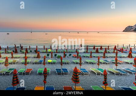 Monterosso, Italien - 31. Juli 2023: Sonnenschirme und farbenfrohe Stühle entlang der Küste von Monterosso, einem der Dörfer der Cinque Terr Stockfoto