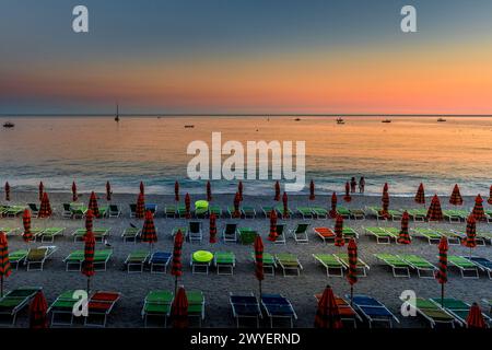 Monterosso, Italien - 31. Juli 2023: Sonnenschirme und farbenfrohe Stühle entlang der Küste von Monterosso, einem der Dörfer der Cinque Terr Stockfoto