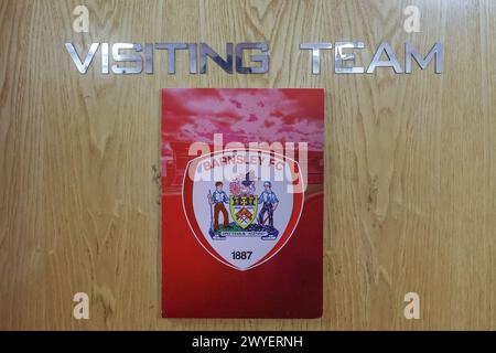 Barnsley FC Namensschild gewinnt die Tür der Auswärtsteams während des Spiels Charlton Athletic vs Barnsley at the Valley, London, Großbritannien, 6. April 2024 (Foto: Mark Cosgrove/News Images) Stockfoto