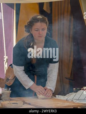 Darsteller aus der Bowlore-Truppe in mittelalterlichen Kostümen in ihrem Lager für die lebende Geschichte im Bishops Palace, Wells, Somerset, England, Großbritannien, 2022 Stockfoto