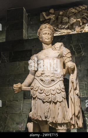 Griechische römische Skulptur des gepanzerten Kaisers Hadrian, ausgestellt im Archäologischen Museum in Antalya, Türkei. Stockfoto