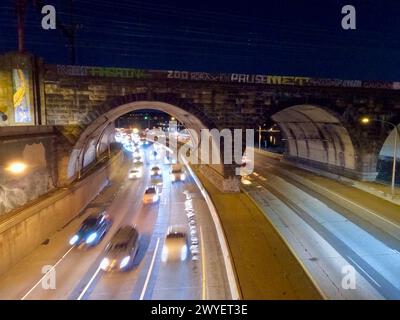 Der Verkehr bewegt sich auf dem Schuylkill Expressway (I-76) in der Vordämmerung. Stockfoto