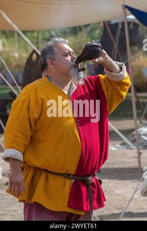 Darsteller aus der Bowlore-Truppe in mittelalterlichen Kostümen in ihrem Lager für die lebende Geschichte im Bishops Palace, Wells, Somerset, England, Großbritannien, 2022 Stockfoto