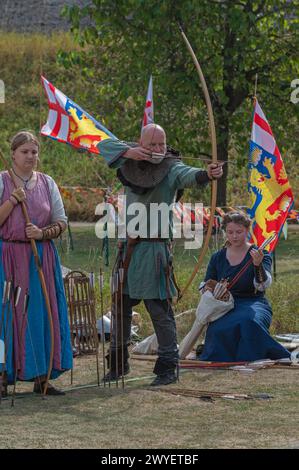 Darsteller aus der Bowlore-Truppe in mittelalterlichen Kostümen in ihrem Lager für die lebende Geschichte im Bishops Palace, Wells, Somerset, England, Großbritannien, 2022 Stockfoto