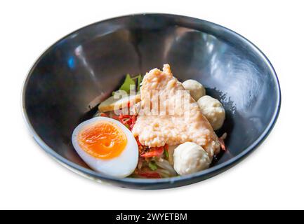 Stanzung von trockenen Tom Yum Nudeln mit gekochtem Ei auf weiß isoliert. Stockfoto