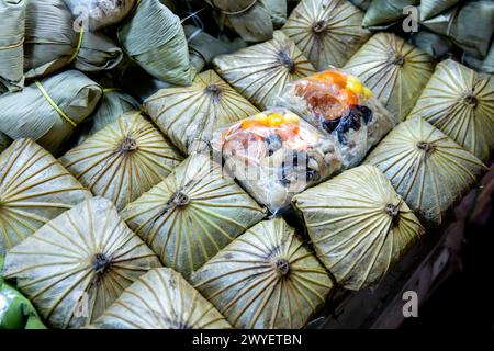 Zongzi, der klebrige Reis, in Lotusblatt gewickelt Stockfoto