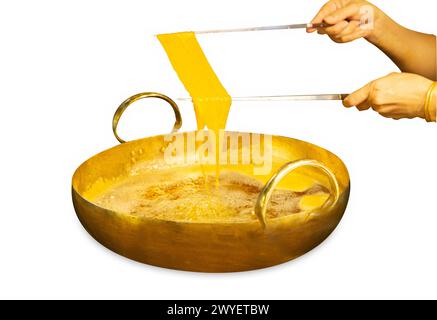 Stanzen von Hand machen thailändisches Dessert, Foi Thong auf weiß isoliert. Stockfoto