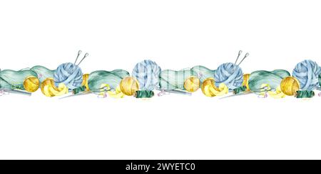Nahtloser Wollstrick mit gelben und blauen Garnbällchen, Knäueln und Nadeln. Handgezeichnetes Hobby-Clip-Art für Wohnkultur, Shop-Label Stockfoto