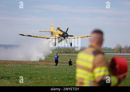 Ballenstedt, Deutschland. April 2024. Ein kleines Feuerwehrflugzeug lässt während einer Demonstration auf dem Flugplatz Ballenstedt Wasser fallen. Der Pilot des polnischen Flugzeugs, das Waldbrände aus der Luft löschen soll, ist seit April in Ballenstedt stationiert. Quelle: Matthias Bein/dpa/Alamy Live News Stockfoto