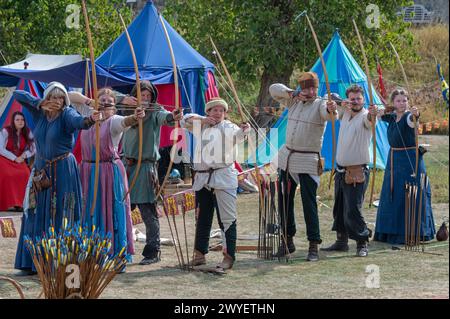 Darsteller aus der Bowlore-Truppe in mittelalterlichen Kostümen in ihrem Lager für die lebende Geschichte im Bishops Palace, Wells, Somerset, England, Großbritannien, 2022 Stockfoto