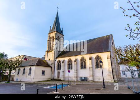 Außenansicht der katholischen Kirche Saint-Saturnin in Antony, Frankreich, ein historisches Denkmal, dessen älteste Teile aus dem 12. Jahrhundert stammen Stockfoto