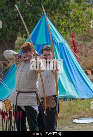 Darsteller aus der Bowlore-Truppe in mittelalterlichen Kostümen in ihrem Lager für die lebende Geschichte im Bishops Palace, Wells, Somerset, England, Großbritannien, 2022 Stockfoto