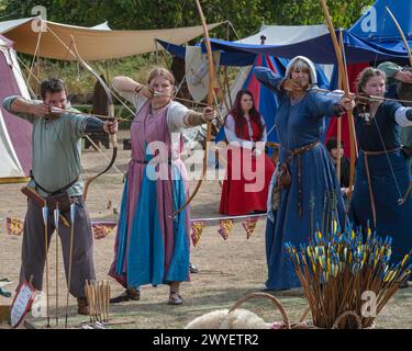 Darsteller aus der Bowlore-Truppe in mittelalterlichen Kostümen in ihrem Lager für die lebende Geschichte im Bishops Palace, Wells, Somerset, England, Großbritannien, 2022 Stockfoto