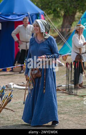 Darsteller aus der Bowlore-Truppe in mittelalterlichen Kostümen in ihrem Lager für die lebende Geschichte im Bishops Palace, Wells, Somerset, England, Großbritannien, 2022 Stockfoto