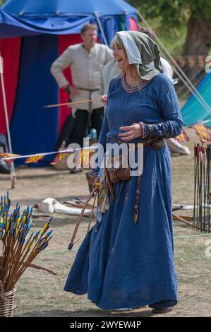 Darsteller aus der Bowlore-Truppe in mittelalterlichen Kostümen in ihrem Lager für die lebende Geschichte im Bishops Palace, Wells, Somerset, England, Großbritannien, 2022 Stockfoto
