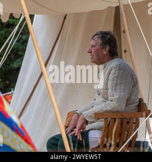 Darsteller aus der Bowlore-Truppe in mittelalterlichen Kostümen in ihrem Lager für die lebende Geschichte im Bishops Palace, Wells, Somerset, England, Großbritannien, 2022 Stockfoto