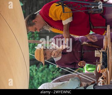 Darsteller aus der Bowlore-Truppe in mittelalterlichen Kostümen in ihrem Lager für die lebende Geschichte im Bishops Palace, Wells, Somerset, England, Großbritannien, 2022 Stockfoto